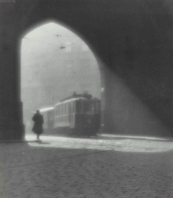 Утренний трамвай. Фото Йозефа Судека, 1924 г. ©  Josef Sudek  /  Anna Fárová