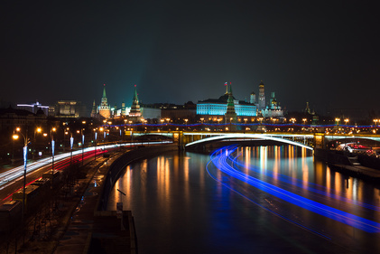 Пример использования длинной выдержки. При 30-секундной выдержке проплывающий по Москве-реке катер размылся, образовав за собой эффектный голубой след. Слева на фото можно видеть огни от автомобильных фар, также превратившиеся на длинной выдержке в полосы.