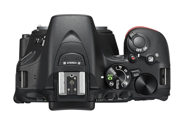 Nikon D5500 стал легче и компактнее, но эргономика от этого не пострадала: камеру удобно удерживать за ухватистую рукоятку