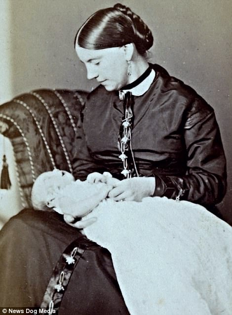 Iola Haley Newell in her coffin, Kentucky, USA, November 1901. It was an age of high infant mortality rates and children were often shown in repose on a couch, or in a crib, while adults were more commonly posed in chairs