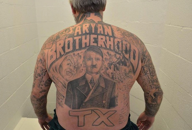 Портрет Адольфа Гитлера — стандартный сюжет татуировки члена нацистской банды