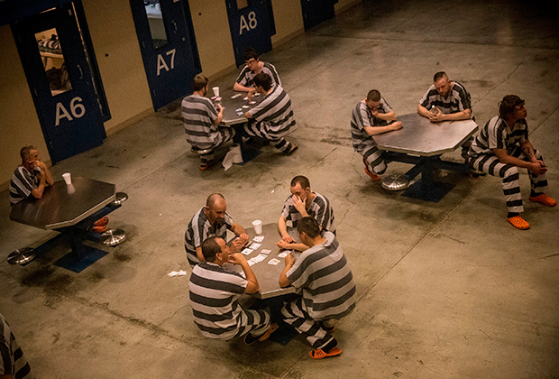 В некоторых тюрьмах робы заключенных не одноцветные, а стереотипно полосатые
