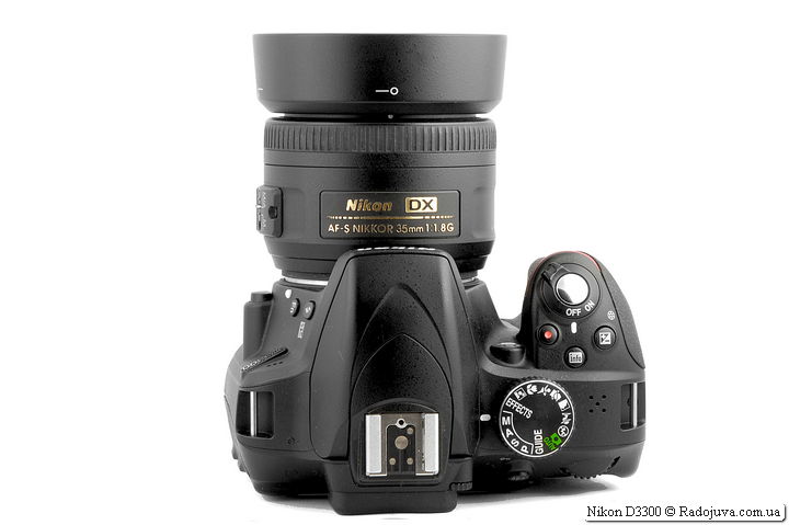Nikon D3300 с объективом Nikon DX AF-S Nikkor 35mm 1:1.8G SWM Aspherical и блендой