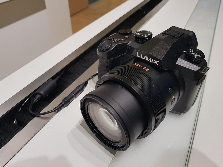 Не прошло и пять лет: на смену выпущенной в 2014 году камере Panasonic Lumix DMC-FZ1000 пришла модель Lumix DMC-FZ1000 II